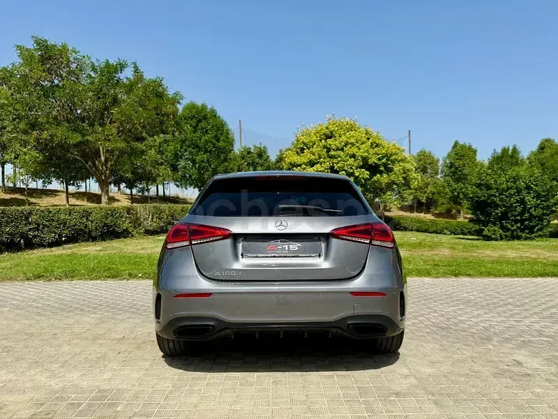 Usado Mercedes A180 116 CV (85 kW) 2021 Gris / plata Berlina