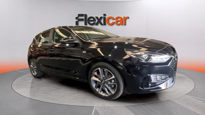 Usado Hyundai i30 120 CV (88 kW) 2022 Negro Berlina