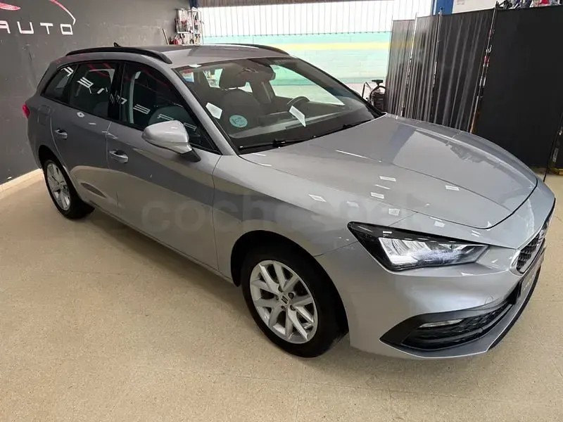 Usado Seat Leon Style 115 CV (84 kW) 2021 Gris / plata Familiar