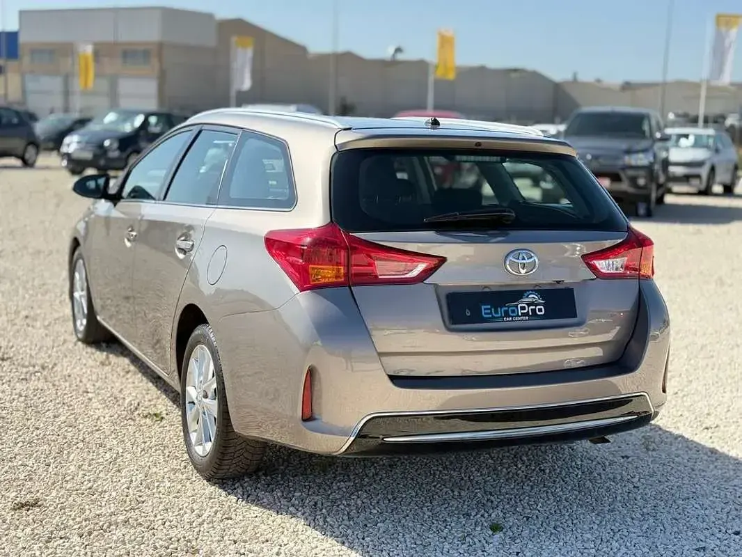 Usado Toyota Auris Touring Sports Active 90 CV (66 kW) 2013 Gris Familiar