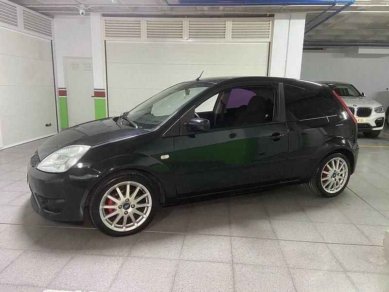 Negro Usado 2005 Ford Fiesta Ghia Utilitario | 2500 € (Precio justo) - Imagen 1/4