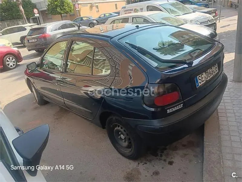 Usado Renault Mégane 75 CV (55 kW) 1997 Azul Berlina