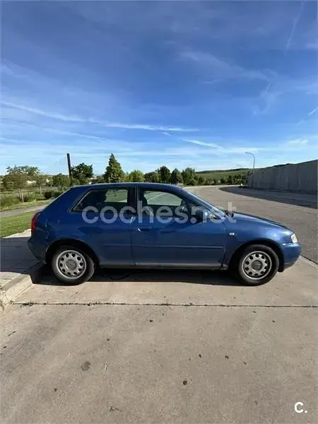 Usado Audi A3 Ambiente 102 CV (75 kW) 2002 Azul Utilitario