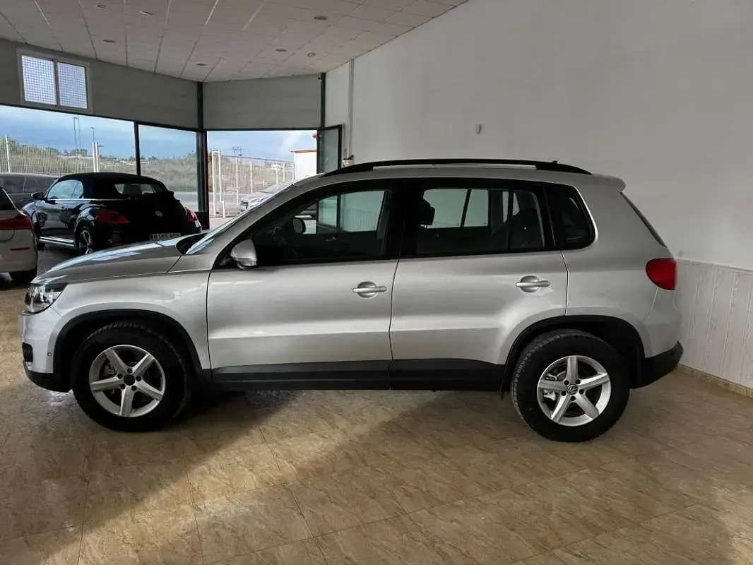 Usado VW Tiguan Business 140 CV (102 kW) 2016 Gris SUV