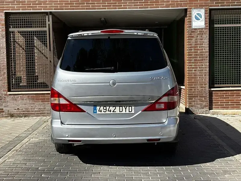 Usado SsangYong Rodius 165 CV (121 kW) 2006 Gris / plata Monovolumen