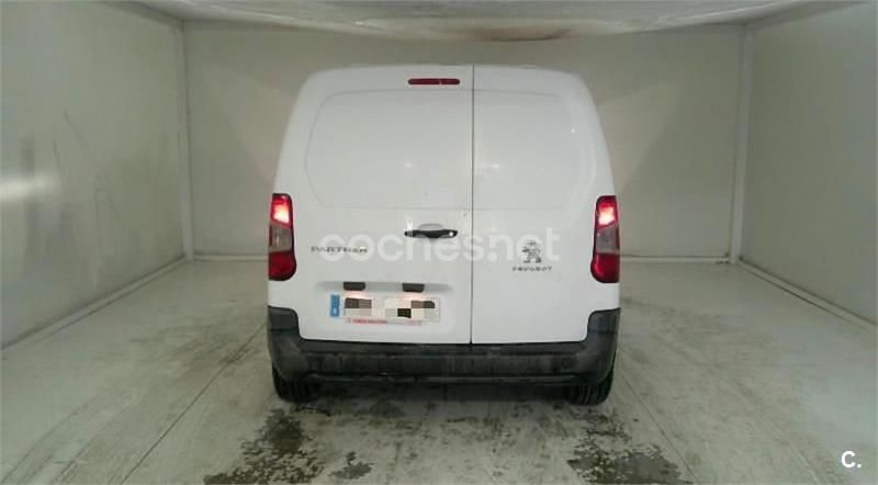 Usado Peugeot Partner Tepee Active 100 CV (73 kW) 2016 Blanco Monovolumen