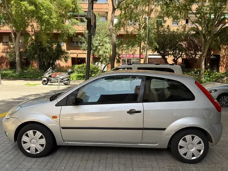 Usado Ford Fiesta Ambiente 70 CV (51 kW) 2005 Gris / plata Utilitario