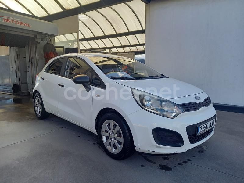 Blanco Usado 2012 Kia Rio Berlina | 4800 € (Buen precio) - Imagen 1/4