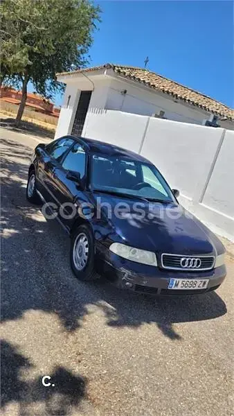Usado Audi A4 115 CV (84 kW) 2001 Azul Berlina