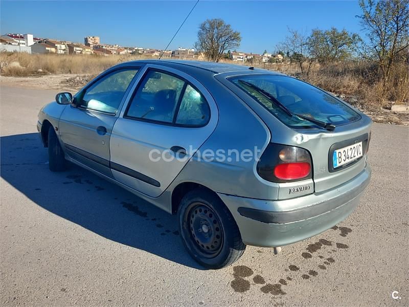 Usado Renault Mégane 110 CV (80 kW) 1999 Gris / plata Berlina