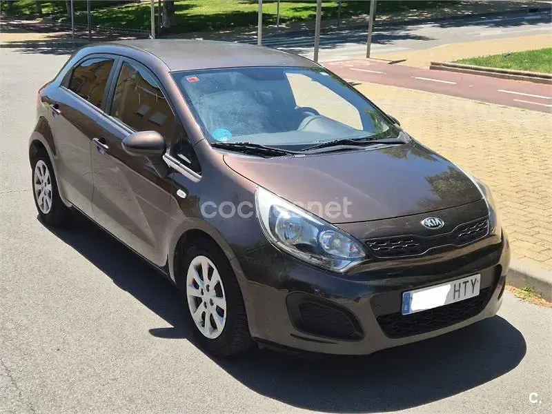 Usado Kia Rio 85 CV (62 kW) 2013 Marrón Berlina
