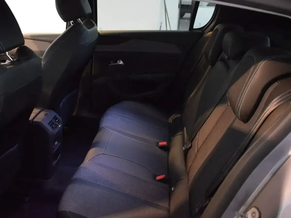 Usado Peugeot 308 Allure 131 CV (96 kW) 2022 Gris Utilitario