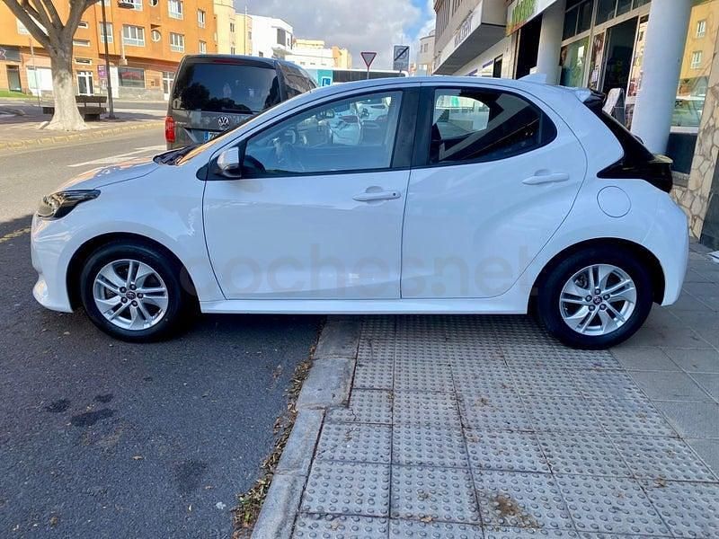 Usado Toyota Yaris Hybrid Business Edition 116 CV (85 kW) 2021 Blanco Berlina