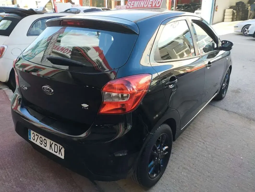 Usado Ford Ka Plus Ultimate 86 CV (63 kW) 2017 Negro Utilitario