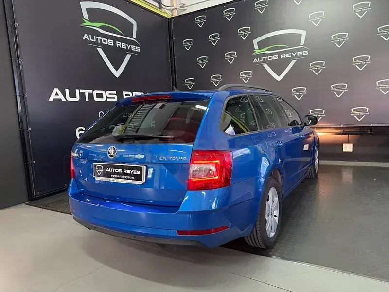 Usado Skoda Octavia 130 CV (95 kW) 2020 Azul Familiar