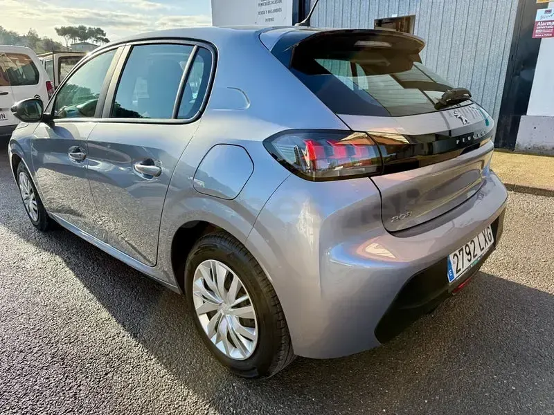 Usado Peugeot 208 Allure 100 CV (73 kW) 2022 Gris / plata Utilitario