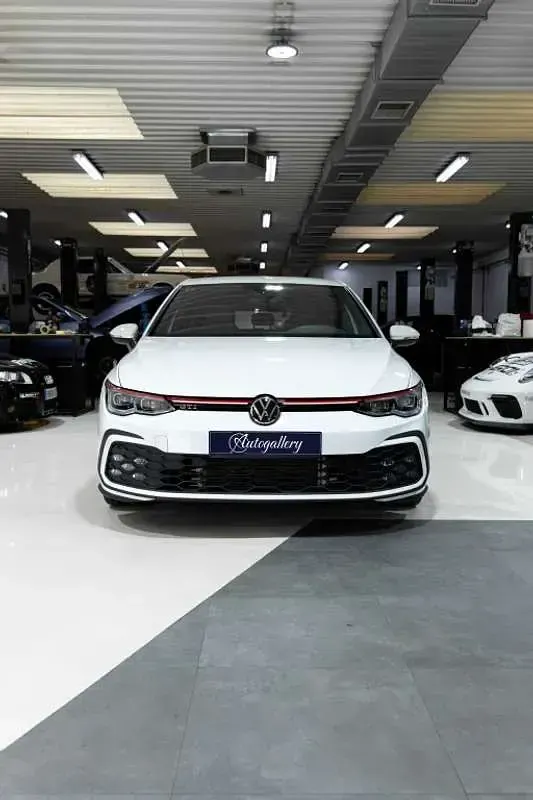 Usado VW Golf VIII GTI 245 CV (180 kW) 2022 Blanco Utilitario