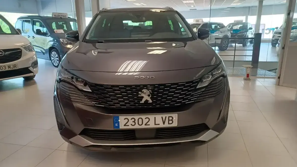 Usado Peugeot 5008 Allure 130 CV (95 kW) 2021 Gris SUV