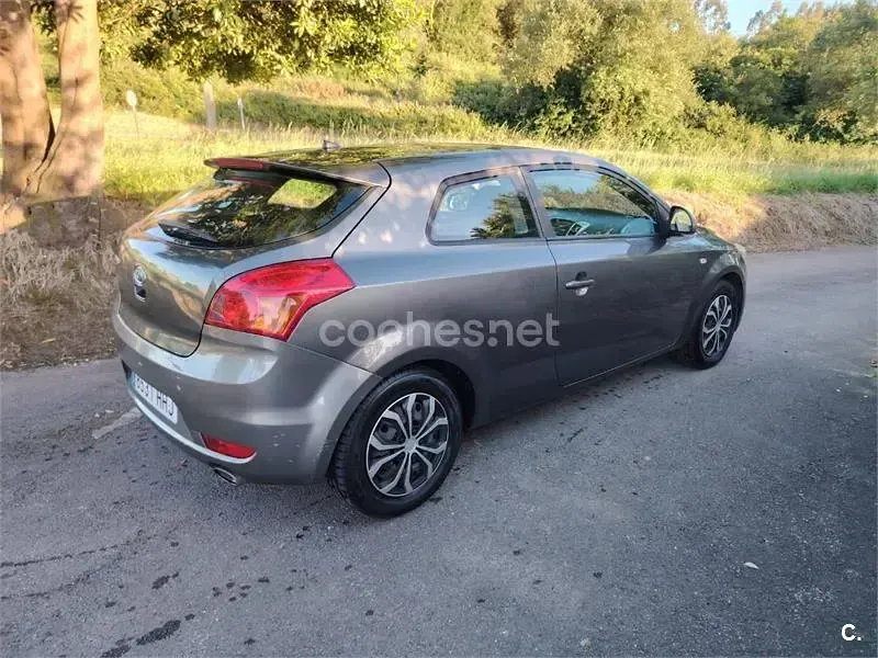 Usado Kia Ceed 105 CV (77 kW) 2011 Gris / plata Utilitario