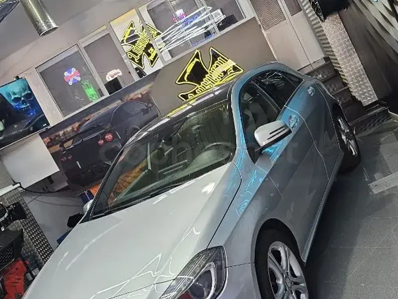 Usado Mercedes A180 Style 109 CV (80 kW) 2012 Gris / plata Utilitario