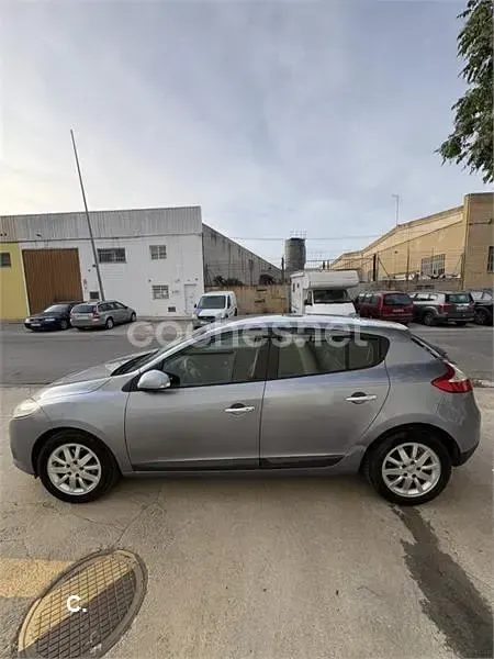 Usado Renault Mégane Dynamique 130 CV (95 kW) 2010 Gris / plata Berlina