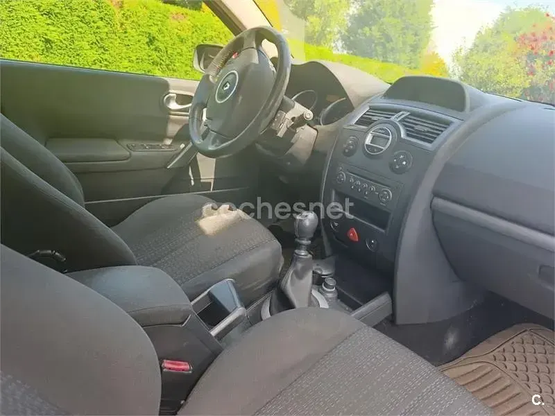 Usado Renault Mégane Authentique 105 CV (77 kW) 2006 Rojo Berlina