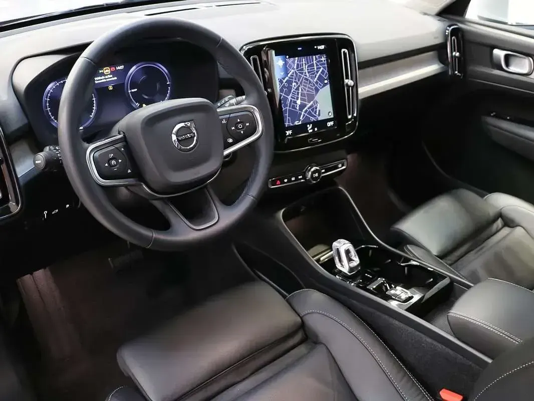 Usado Volvo XC40 Inscription 211 CV (155 kW) 2021 Plateado SUV