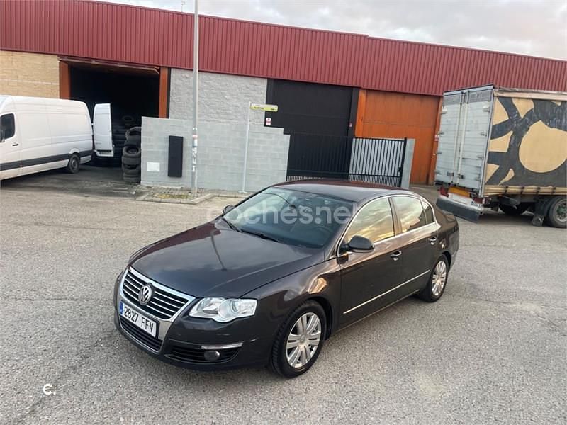Negro Usado 2007 VW Passat Highline Berlina | 4999 € (Precio justo) - Imagen 1/4