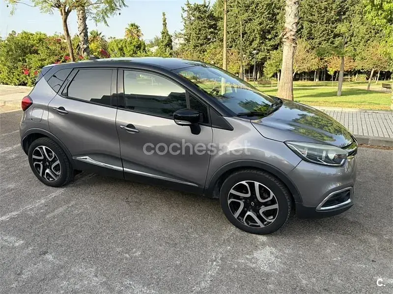 Usado Renault Captur Zen 120 CV (88 kW) 2015 Gris / plata SUV
