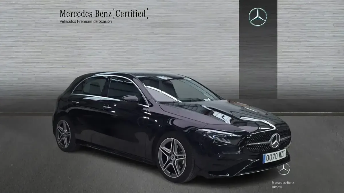 Usado Mercedes A180 AMG line 136 CV (100 kW) 2025 Negro noche Berlina