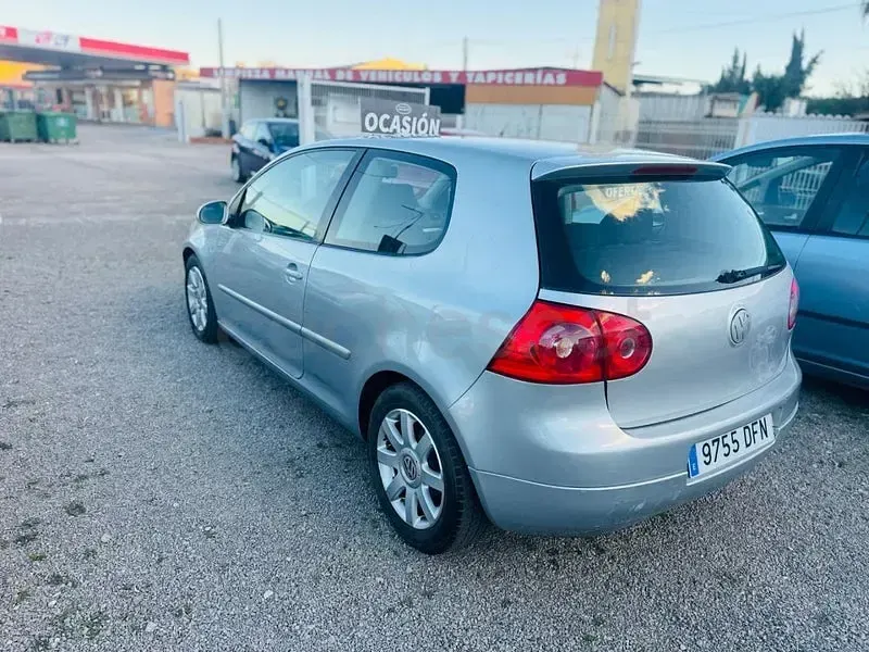 Usado VW Golf IV Highline 105 CV (77 kW) 2006 Gris / plata Berlina