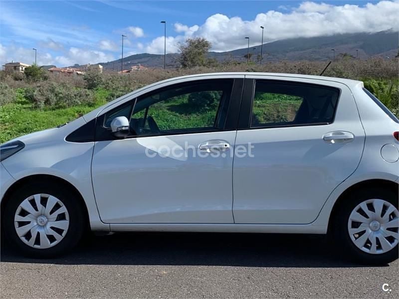 Usado Toyota Yaris Active 90 CV (66 kW) 2015 Blanco Berlina