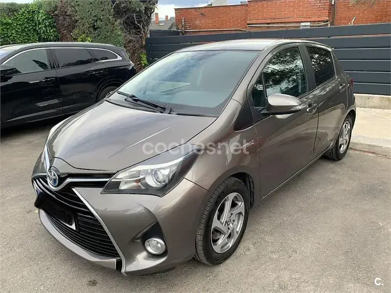 Käytetty Toyota Yaris Hybrid Active 100 HP (73 kW) 2016 Harmaa Sedan