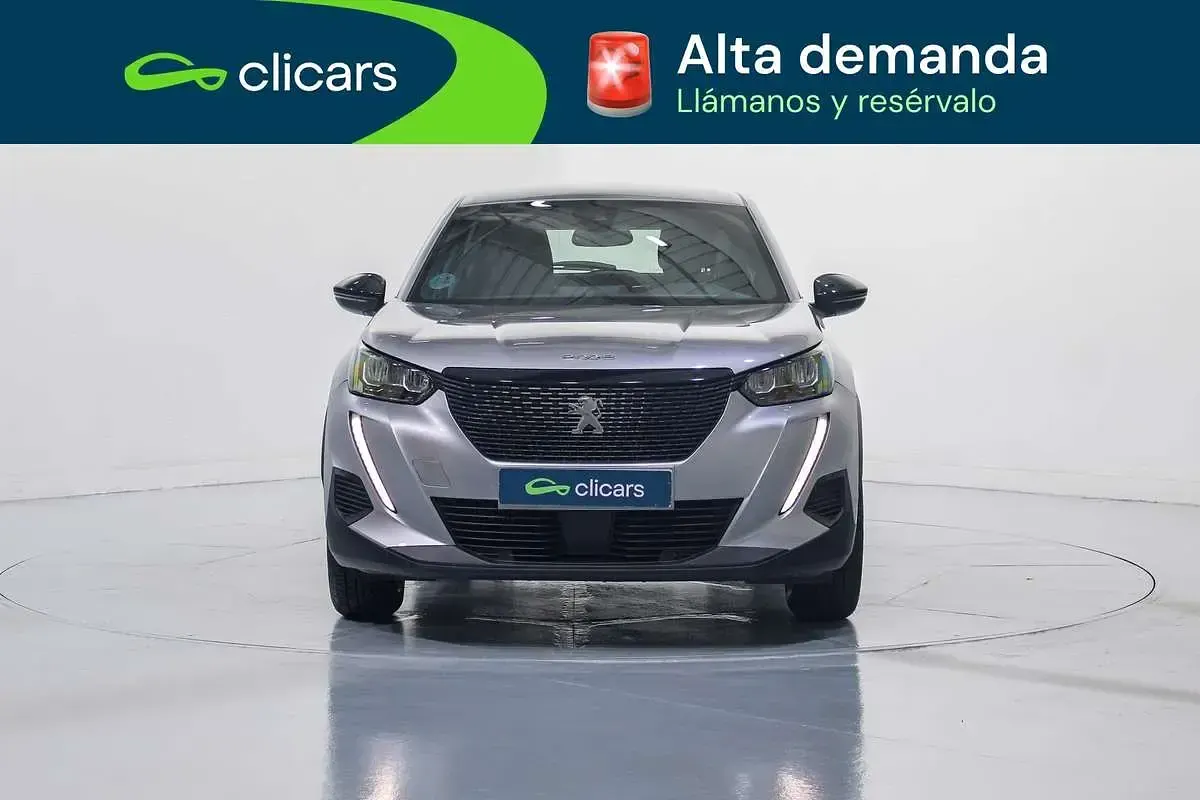 Usado Peugeot 2008 Active 131 CV (96 kW) 2023 Plateado SUV