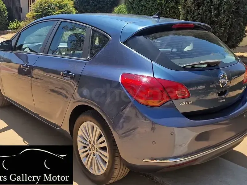 Usado Opel Astra Excellence 110 CV (80 kW) 2014 Azul Berlina