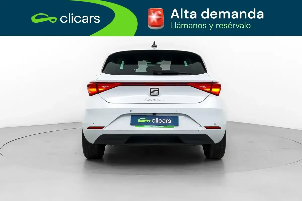 Usado Seat Leon Style 130 CV (95 kW) 2021 Blanco Berlina