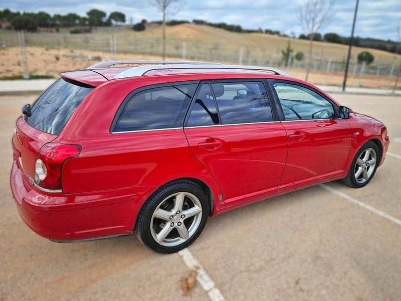 Usado Toyota Avensis Executive 177 CV (130 kW) 2007 Rojo Familiar
