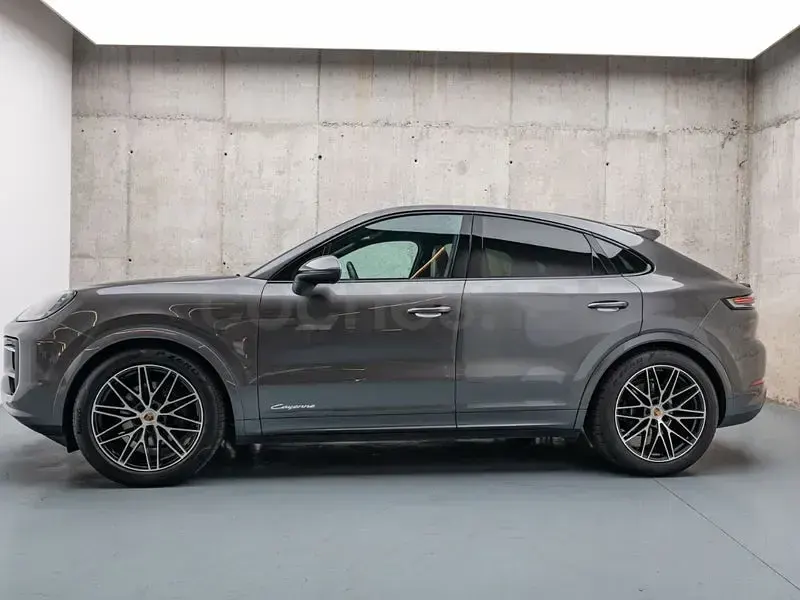 Usado Porsche Cayenne 354 CV (260 kW) 2023 Gris / plata SUV