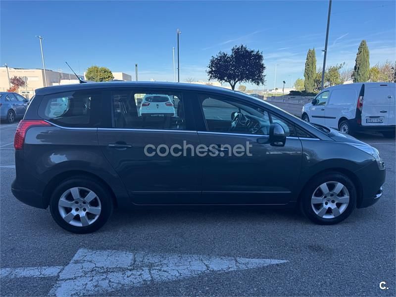 Usado Peugeot 5008 112 CV (82 kW) 2012 Gris / plata Monovolumen