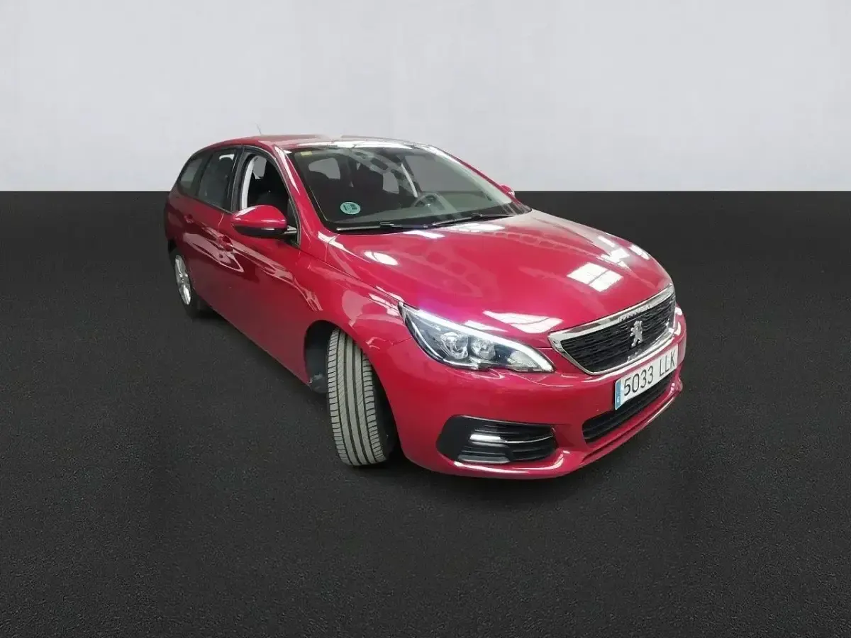 Usado Peugeot 308 Active 130 CV (95 kW) 2020 Rojo Familiar