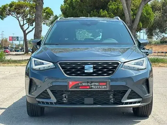 Usado Seat Arona FR 115 CV (84 kW) 2025 Gris / plata SUV