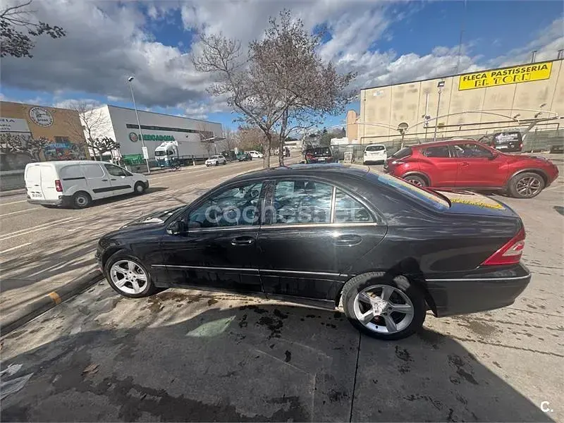 Usado Mercedes C220 Avantgarde 143 CV (105 kW) 2005 Negro Berlina