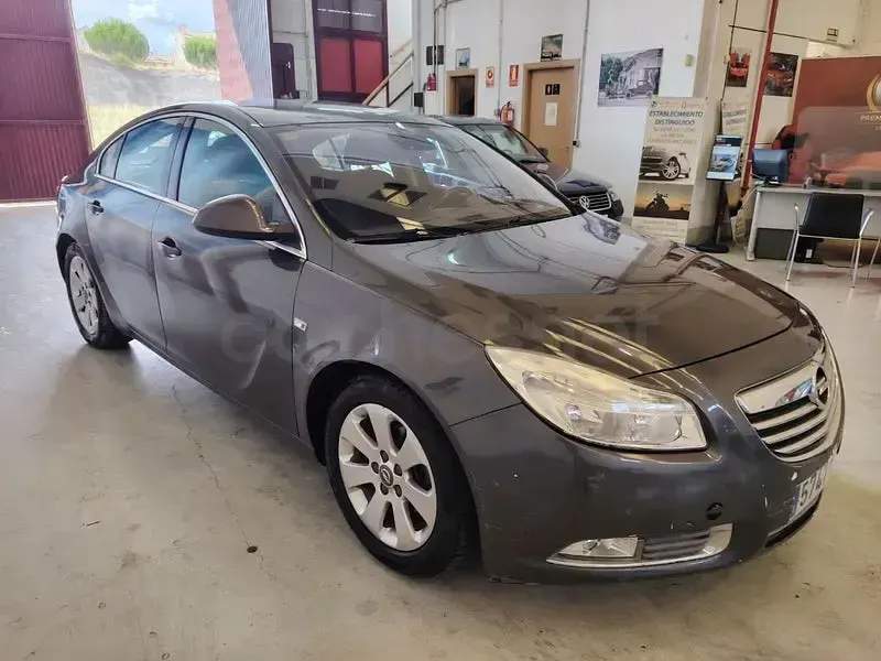 Usado Opel Insignia Edition 130 CV (95 kW) 2011 Gris / plata Berlina