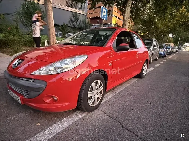 Usado Peugeot 206+ 70 CV (51 kW) 2011 Rojo Utilitario