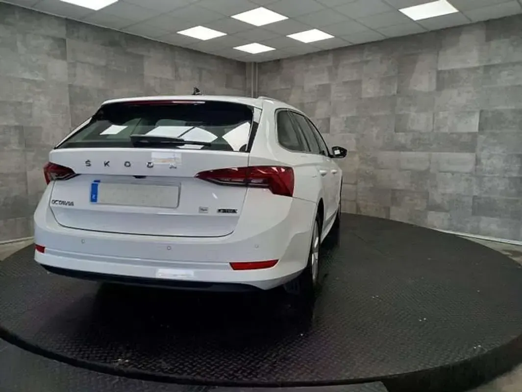 Usado Skoda Octavia 110 CV (80 kW) 2021 Blanco Familiar