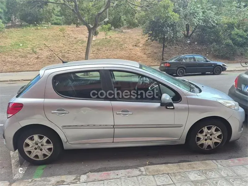 Usado Peugeot 207 70 CV (51 kW) 2010 Gris / plata Berlina