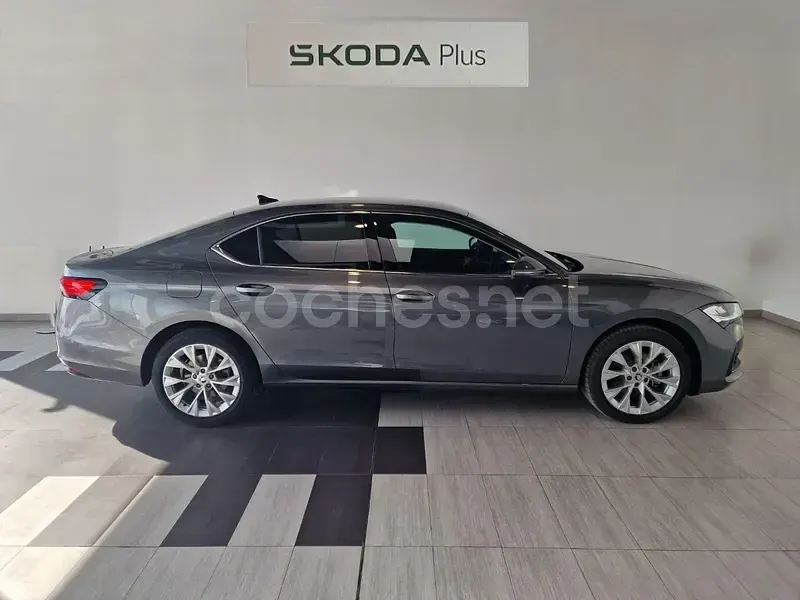 Usado Skoda Superb 150 CV (110 kW) 2024 Gris / plata Berlina