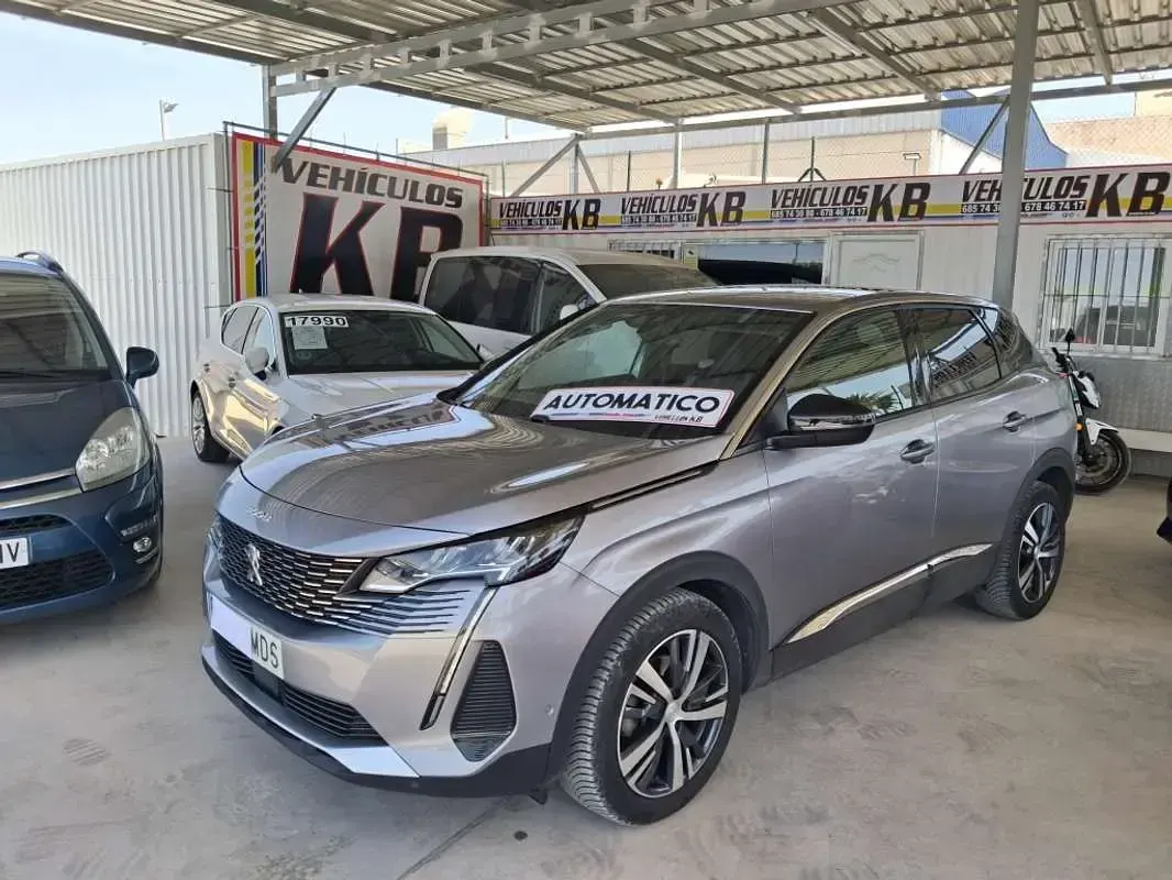 Usado Peugeot 3008 Allure 131 CV (96 kW) 2023 Gris SUV