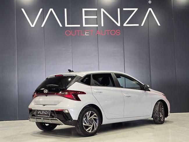 Usado Hyundai i20 100 CV (73 kW) 2024 Gris Berlina