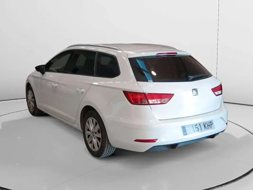Usado Seat Leon ST Style 110 CV (80 kW) 2018 Blanco Familiar